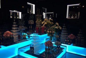 上海宝山区庙行镇附近夜总会招聘包厢服务员,是当天上班当天发薪吗？