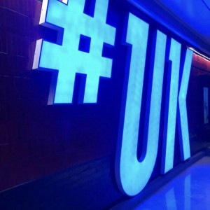 上海知名的夜总会招聘包厢陪唱,中午管饭吗？