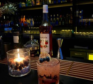 上海浦东新区合庆镇附近夜总会招聘包厢服务员,交五险一金吗？