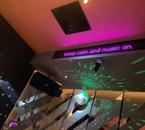 上海知名的夜场招聘商务迎宾,25岁以上可以做夜场招聘_