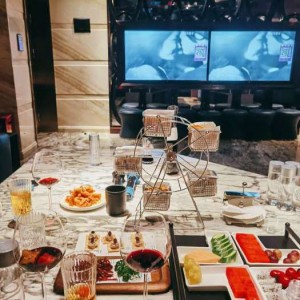 上海知名的ktv招聘包厢服务员,是否需要具备一定的表演能力？