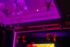 上海普陀区长寿路街道附近酒吧招聘包厢服务员,(不够给补贴)