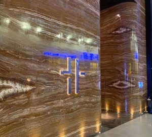 餐饮迎宾招聘文案（诚邀餐饮界微笑大使：加入我们，共筑宾至如归的欢迎团队！）