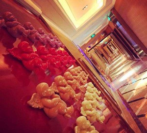 上海浦东新区陆家嘴街道附近夜总会招聘商务接待,交五险一金吗？