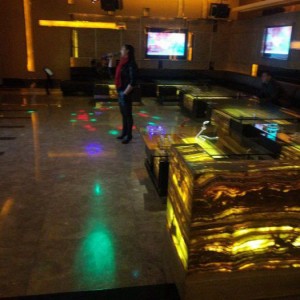 上海不喝酒的酒吧招聘包厢服务员,场子生意好吗_